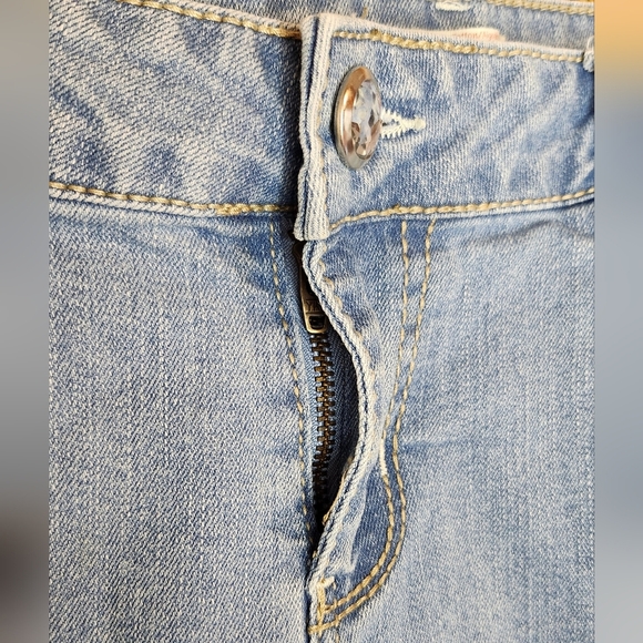 No Boundaries Frayed And Ripped Light Wash Blue Denim Sequin Shorts Size 15 - Picture 3 of 10